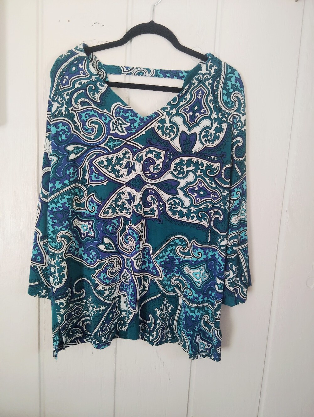NWT!! Chico's Traverlers, Paisley V-Neck Top. Size 3 (XL)